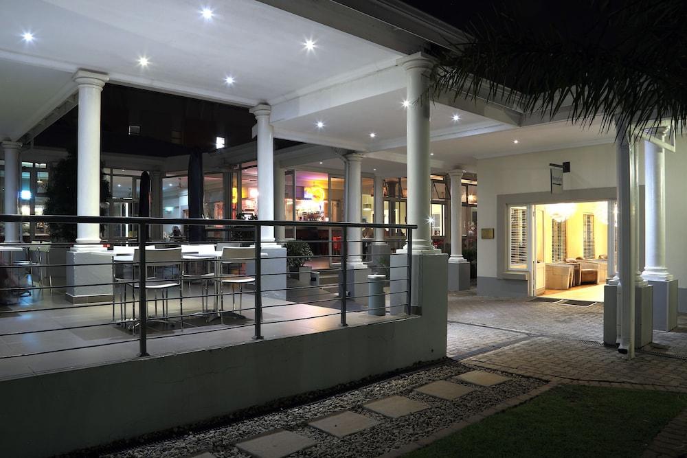 ذا إفيتور هوتل أو آر إنترناشونال إيربورت تفاصيل الفندق من الخارج