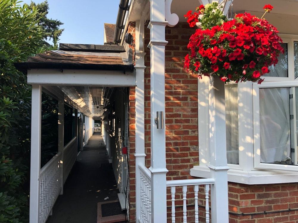 Gatwick Belmont Hotel Exterior