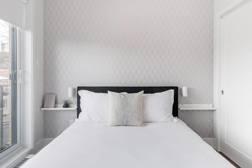 ديسكفر ليتل إيتالي فروم إيه برايت أبارتمنت غرفة