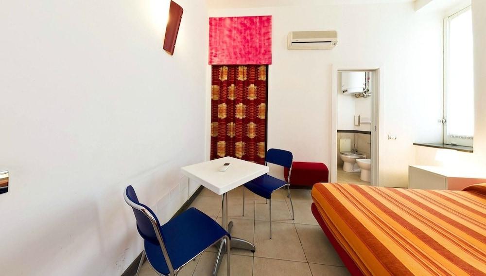 Caracciolo 10 Room