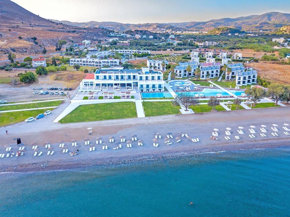 كاماري بيتش هوتل - شامل جميع الخدمات