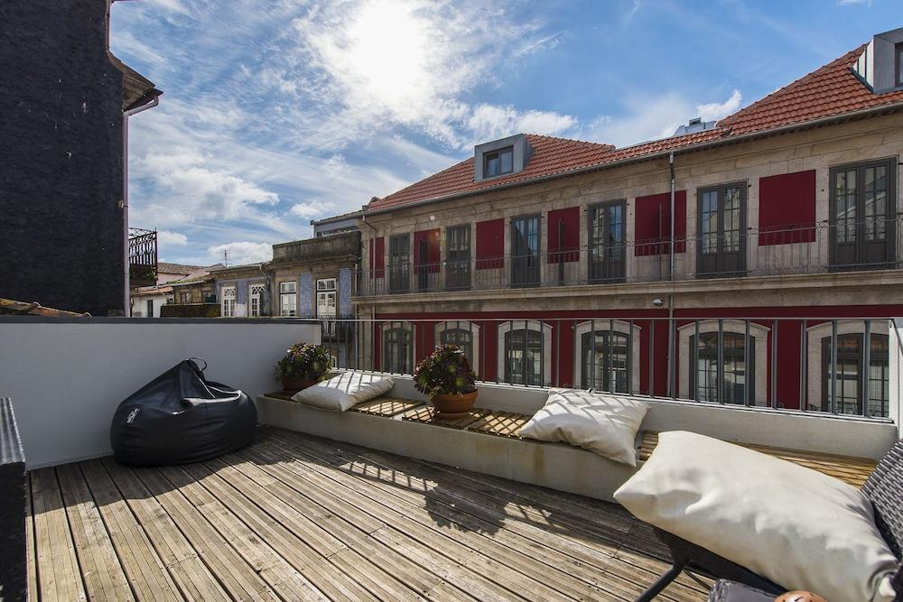 DA'Home - Almada Luxurious Duplex Featured Image