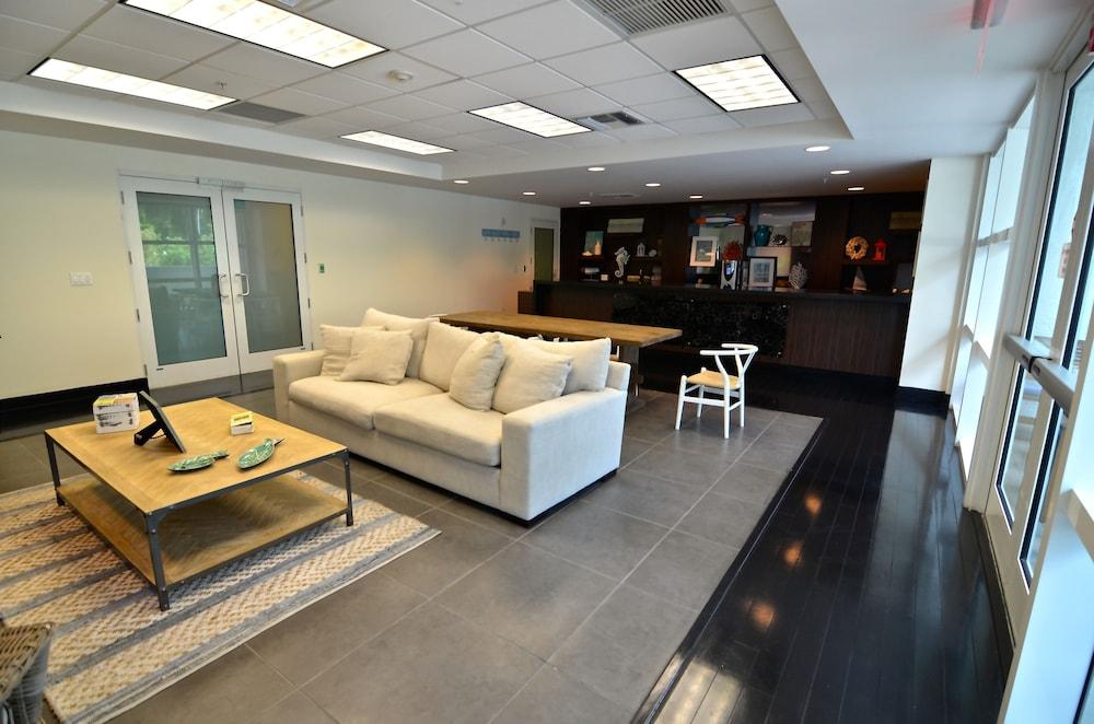 رفييرا لاكجري ليفينغ آت ريفر أوكس مارينا آند تاور منطقة الجلوس في الردهة