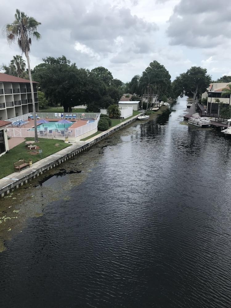 The Vue Lake Tarpon Exterior detail