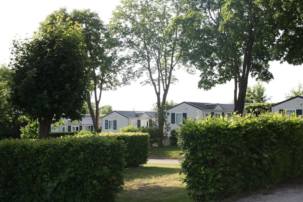 كامبينج كلوب لاك دو بوزي المنطقة المحيطة بالمنشأة