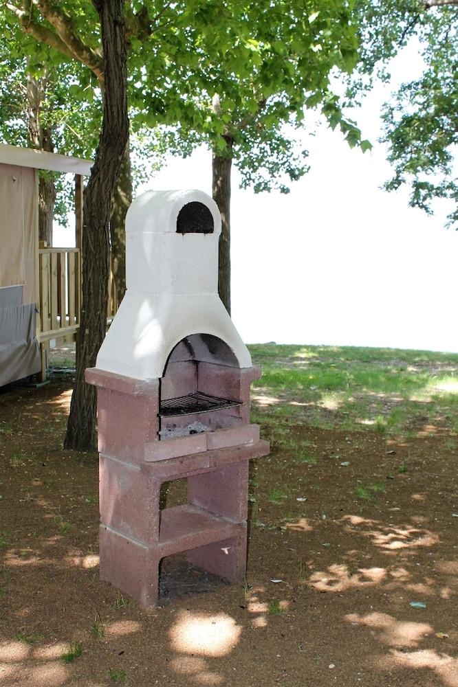 باركو ديل لاجو  غلامبينغ آند لودجيز منطقة شواء/نزهات