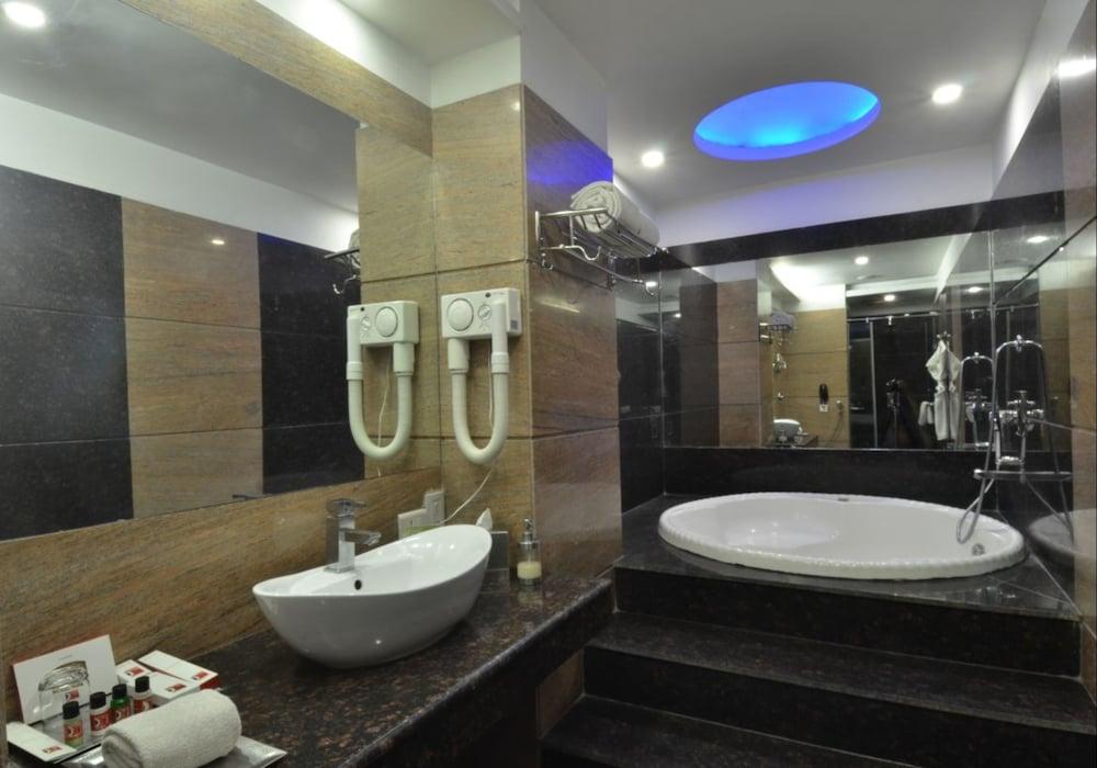 HK Clarks Inn, Amritsar Room