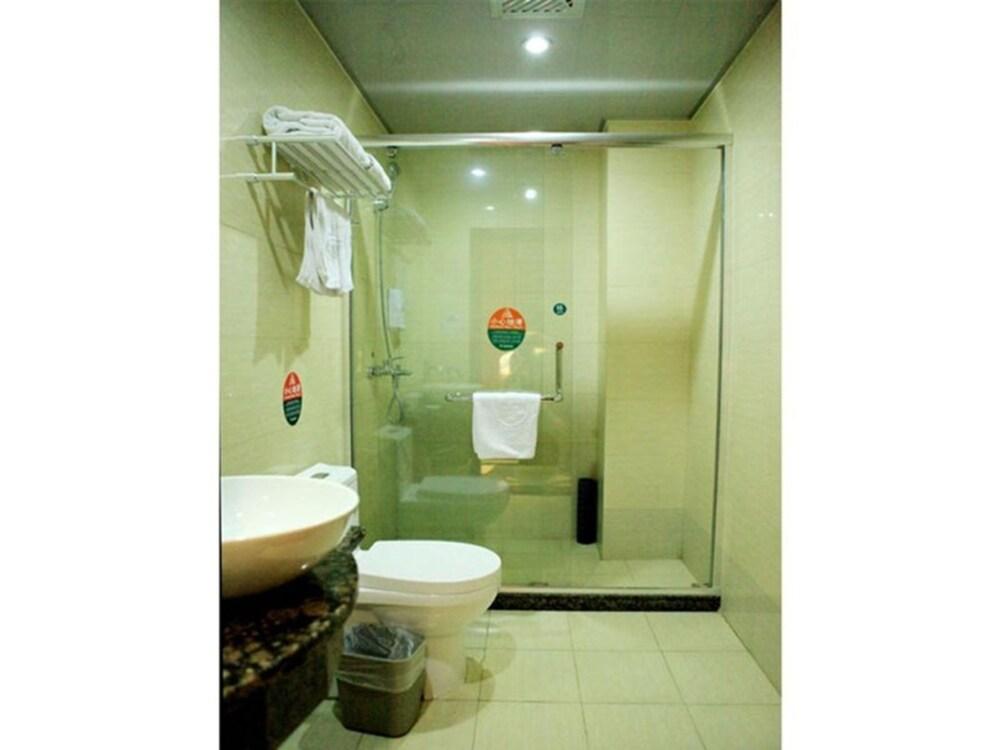 جرين تري إن هوايان يونيفرسيتي تاون هوتل أخرى