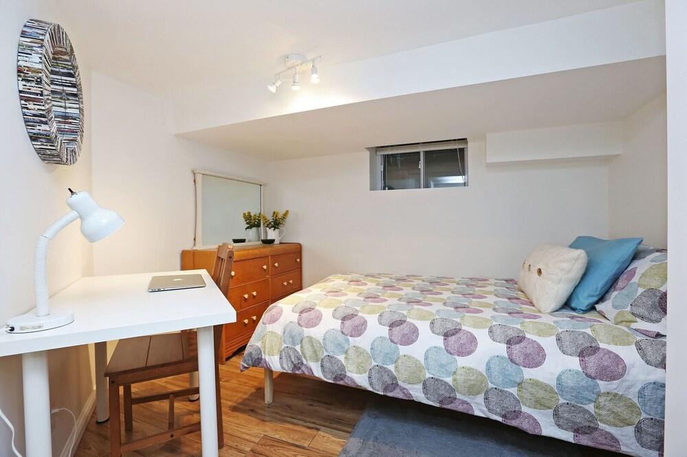 Applewood Suites - Danforth Basement Room