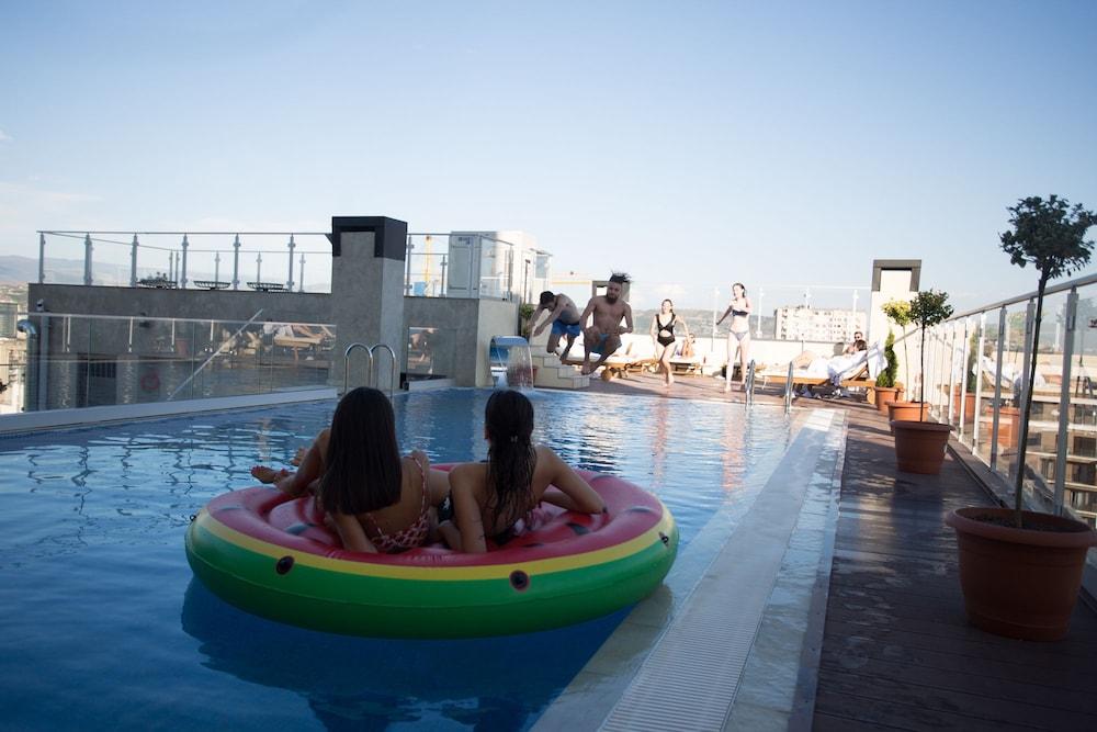 ليفيرينت هوتل آند سبا حمام سباحة على السطح