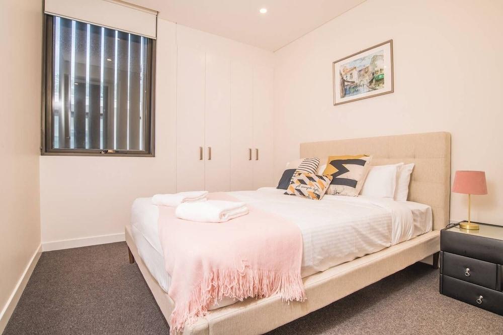 Modern 2bed2bath APT at Neutral Bayparking+wifi Room