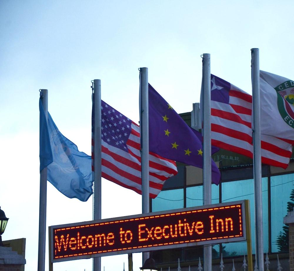 Executive Inn Exterior