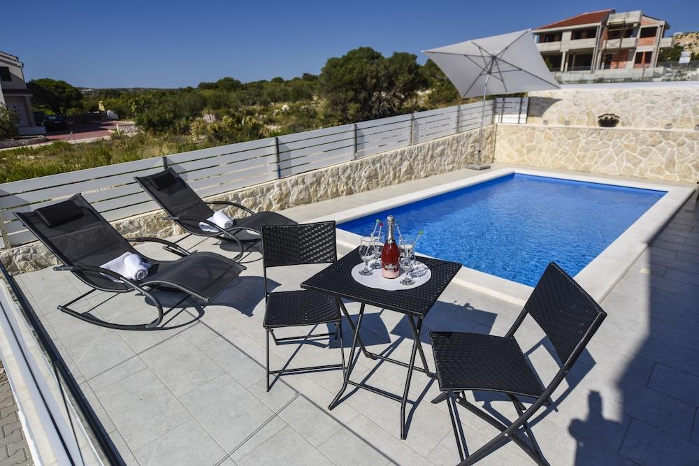 Funtastic C Apartment with Pool and Terrace Waterslide