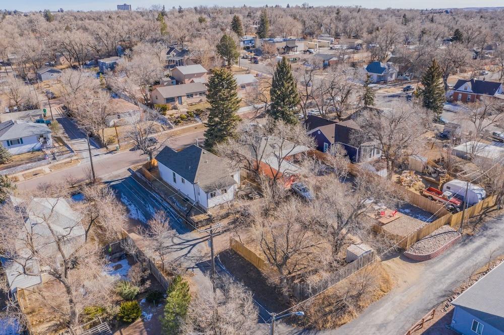 3BR MTN Viewsdowntownnext to Lake, Parks, More Aerial View
