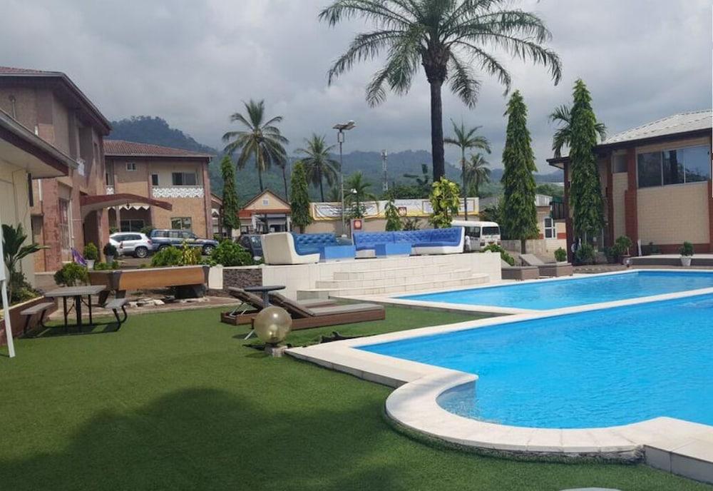 فيني هوتل بوبيندي الصورة الأساسية