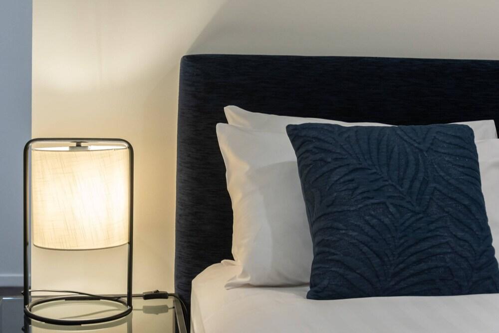 Spacious CBD Apt in the Heart of Melbourne Room