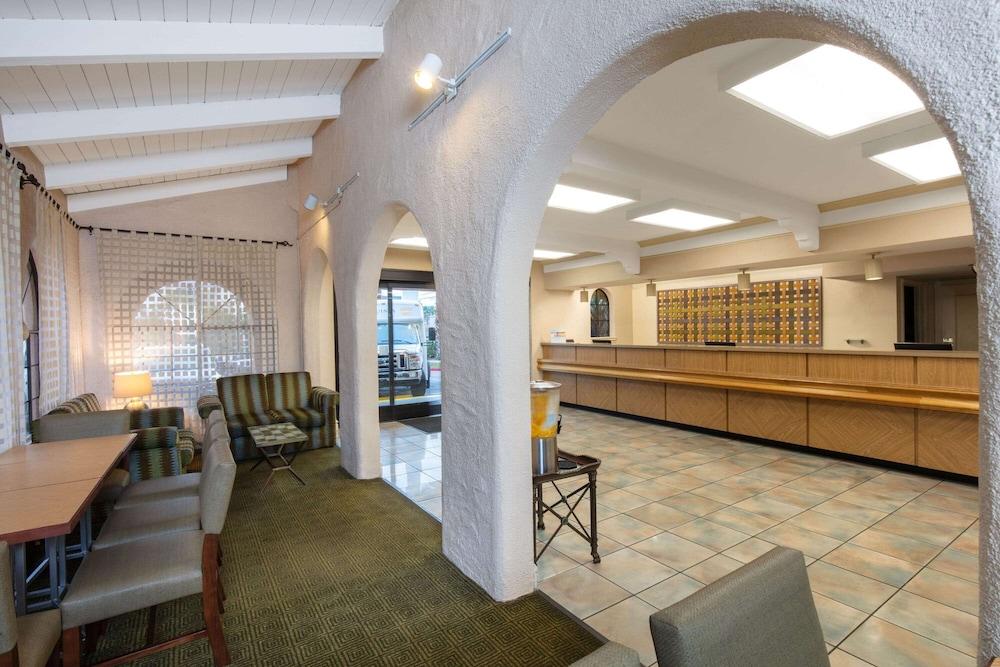 لا كينتا إن آند سويتس باي ويندام لاس فيجاس أيربورت إن كونف. الردهة