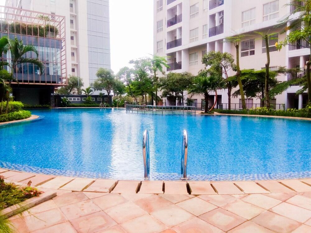 Cozy with City View Studio at Scientia Apartment Outdoor Pool