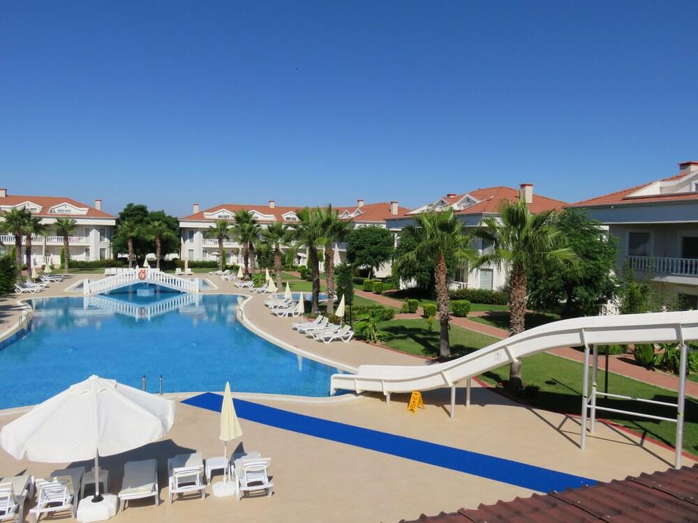 بيليك هوليداي هومز حمام سباحة