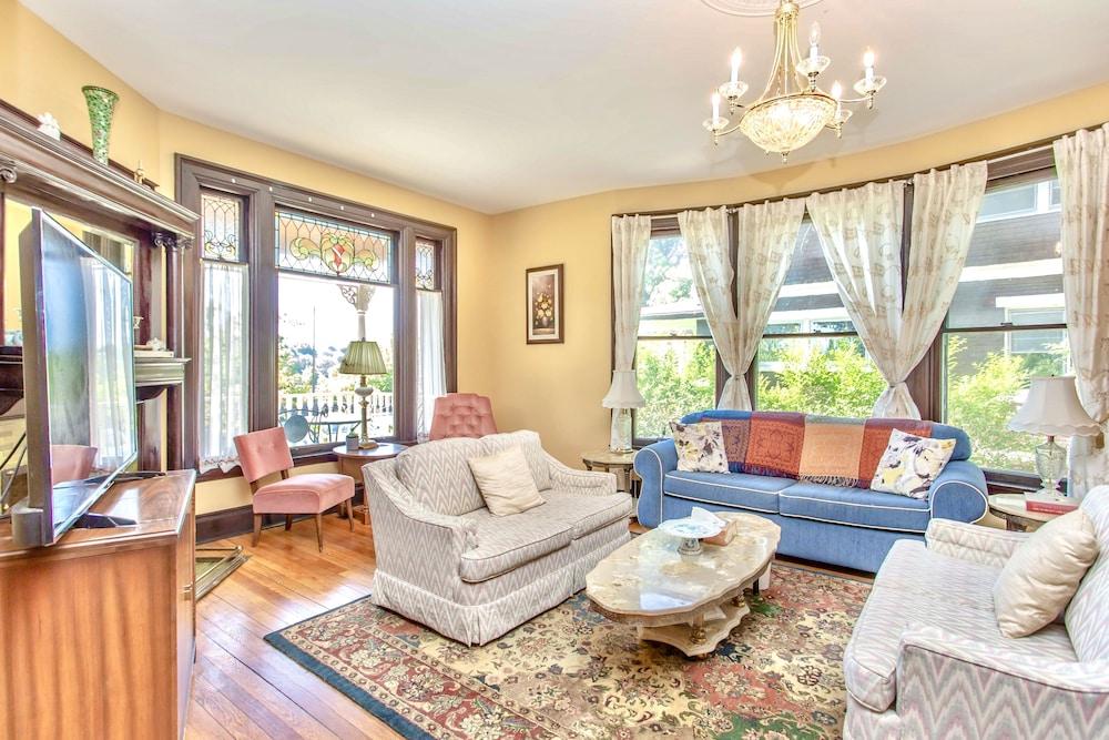 رد وود بد آند بركفاست