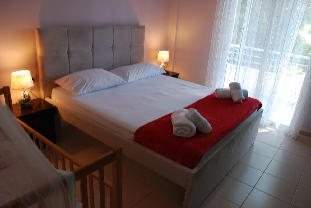 Kleri Beach Apartments Room