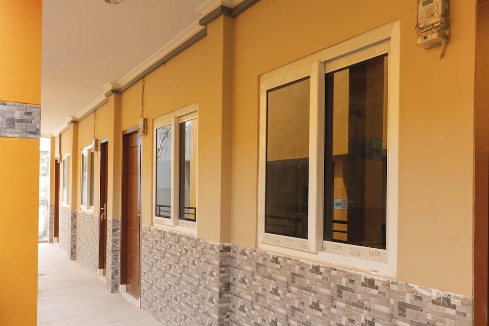 ريد دورز بلس نير باليم بانج سكوير مول تفاصيل الفندق من الخارج