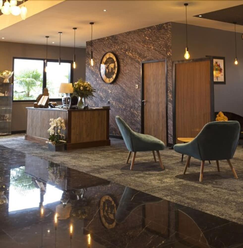 لوجيس- هوتل آند ريستوران لا ميزون ديه بليه منطقة الاستقبال