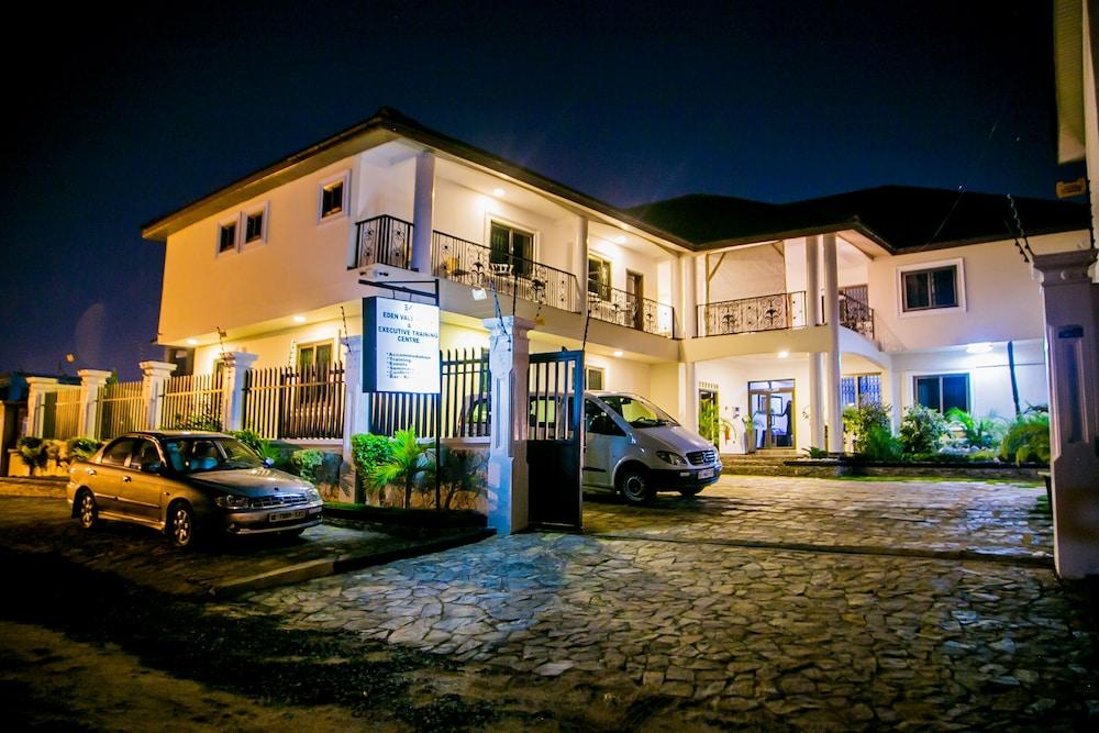 إدين فيل هوتل آند إكزكلوسيف ترينينج سين المنطقة الخارجية