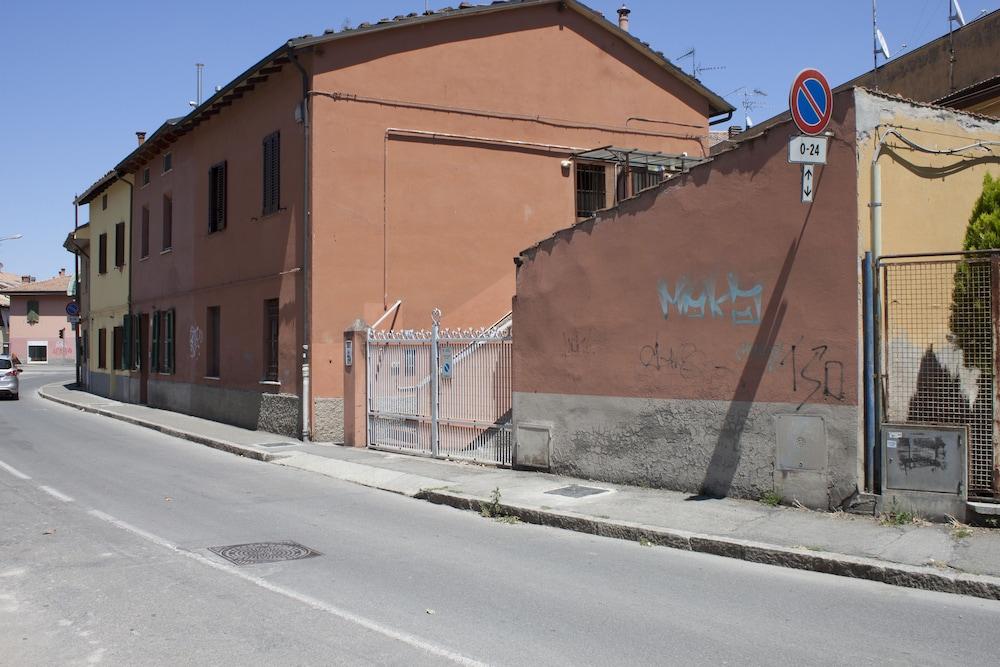 Nice Apartment in an English Style Building On the First Floor, With air Conditioning, Wifi and Sewing Exterior