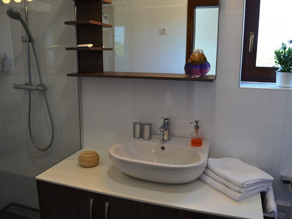 سبيشوس فيلا دوبرافكا ويذ آيه لارج بول حمام