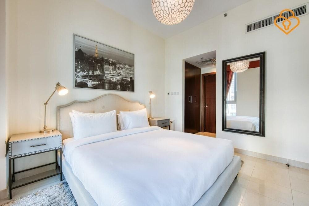 Stand point TA, Burj views Room