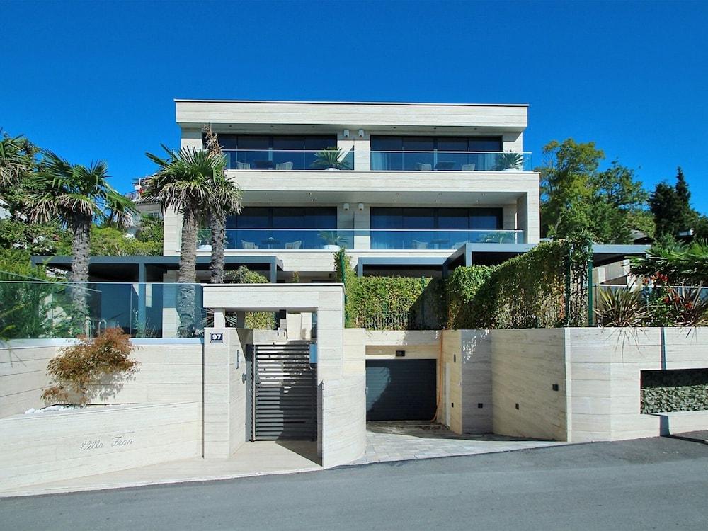 لاكوريوس تو بد روم أبارتمنت ويذ آه سي فيو إن كريكفينيكا المنطقة الخارجية