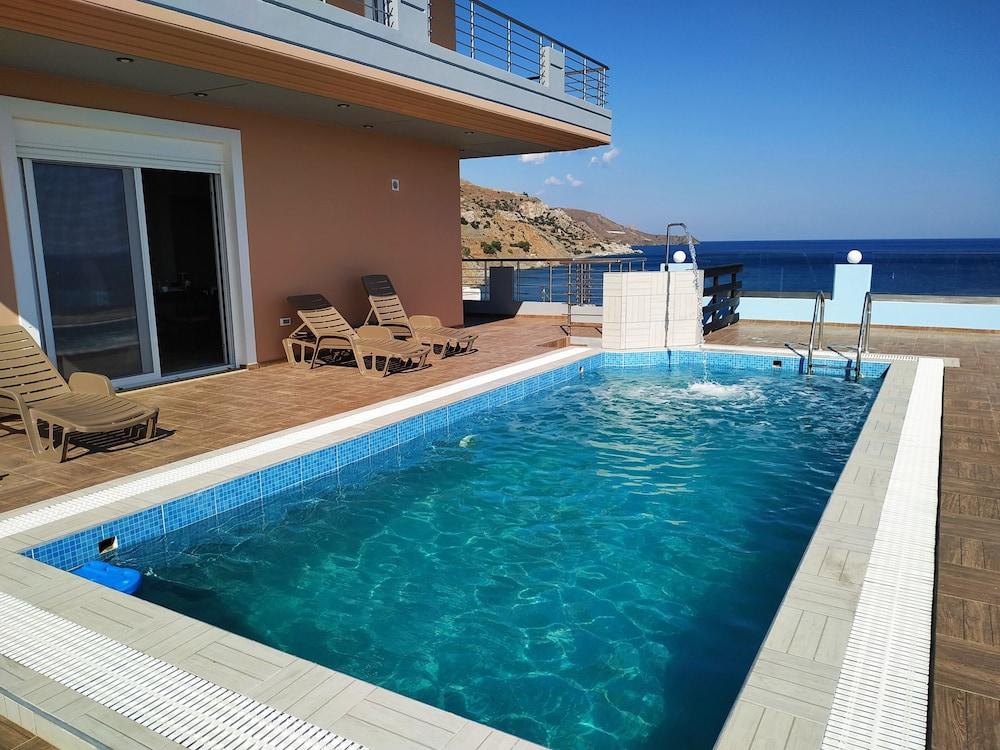 لاكوريوس فيلا بارادايس برايفت بيتش