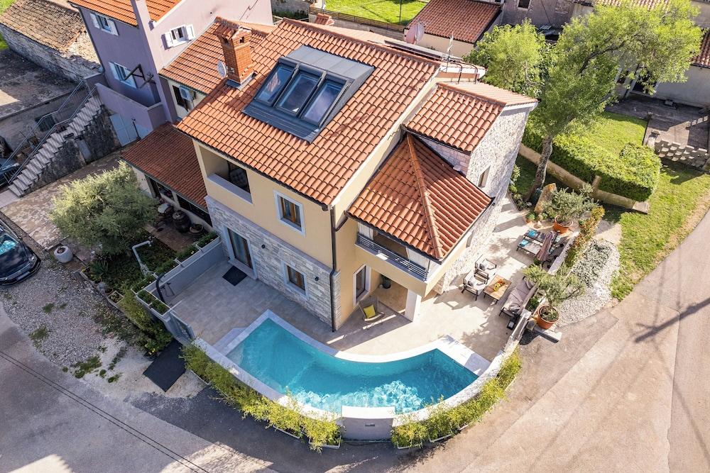 كاسا ديكا بول آند لونج