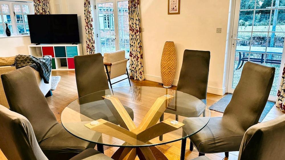 ذا كراون إن آت بورنهام بيشيز