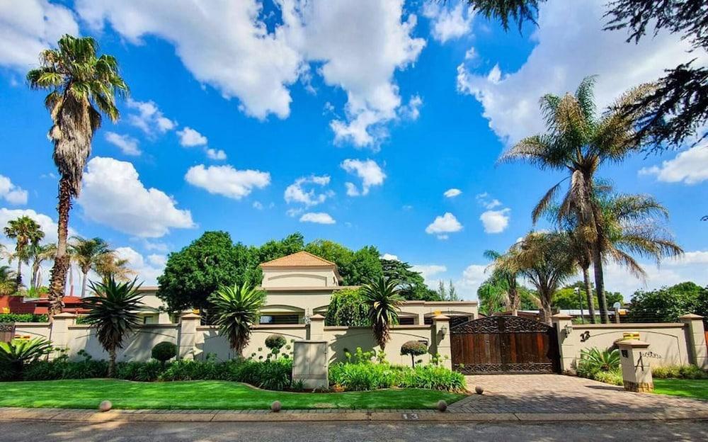 أور تامبو أيربورت هوليداي هوم