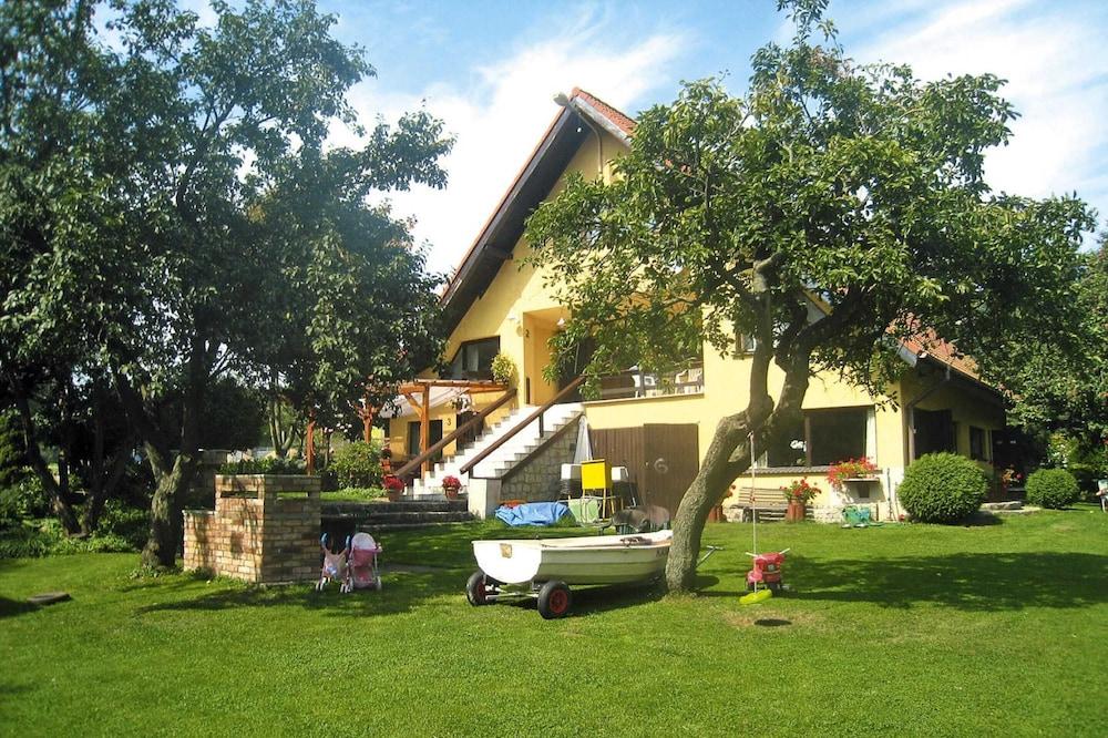 هوليداي هوم إن سولومينو ويذ برايفت بيتش