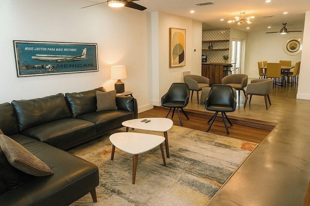 أوكلاند بارك أواسيز هيتيد بول آند برايفت باتيو