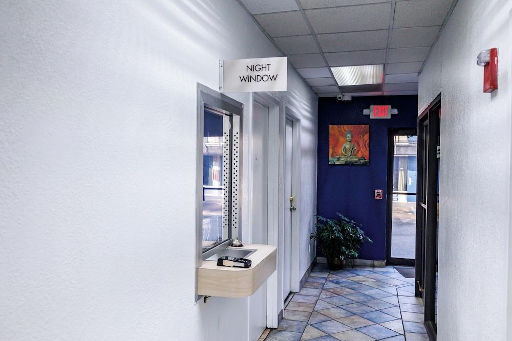 بادجيت إن جرينفيل باي هوتل أ آي- 85.