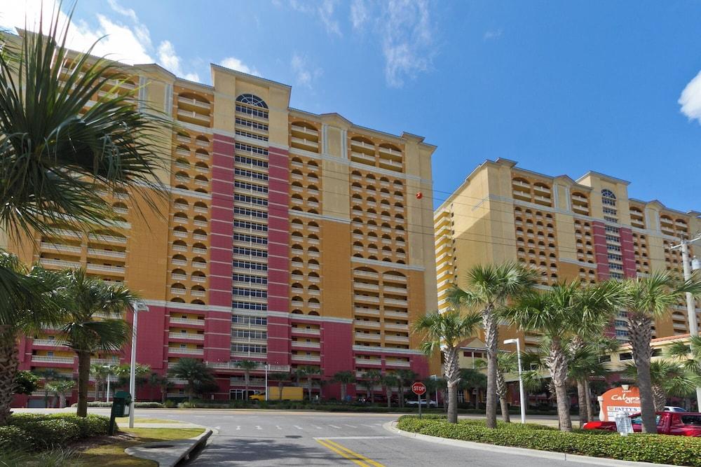 رايت أكروس ذا ستريت فروم بير بارك! 2 بولز أوفرلوكينج جالفونيكست تو بيير