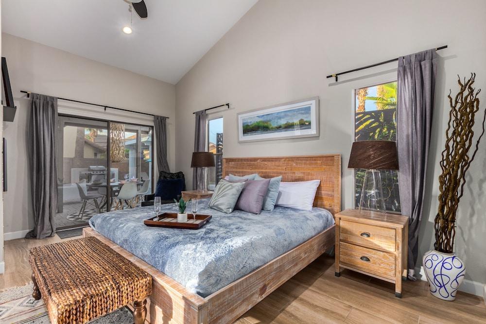 110th Scottsdale 3 Bedroom Home by RedAwning
