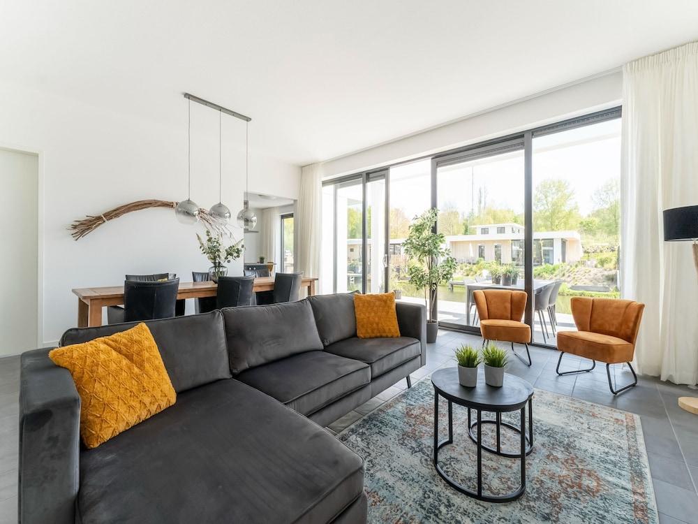 أتتراكتيف فيلا إن تزيفولدي ويذ جاردن