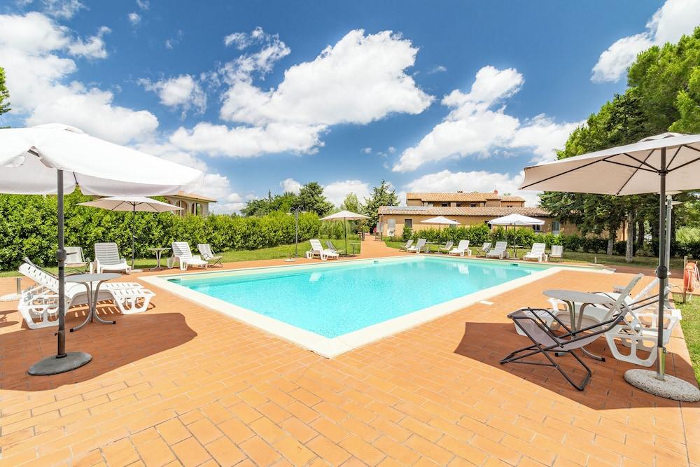 Uva Family Apt Shared Pool,volterra