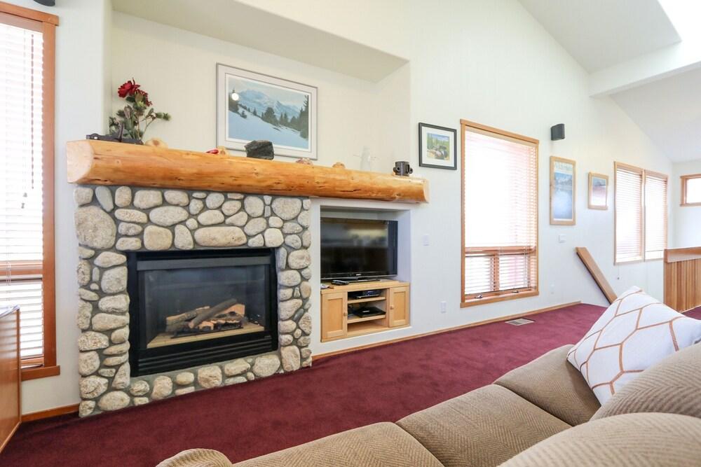 Snowcreek V 999 Mammoth Mountain Views, Private Washer Dryer, Pet-friendly by Redawning - Featured Image