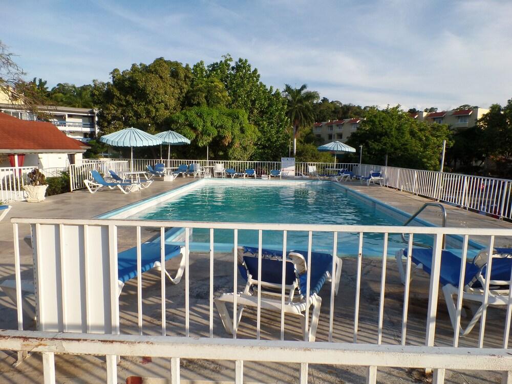 Montego Bay Club Beach Resort - Outdoor Pool