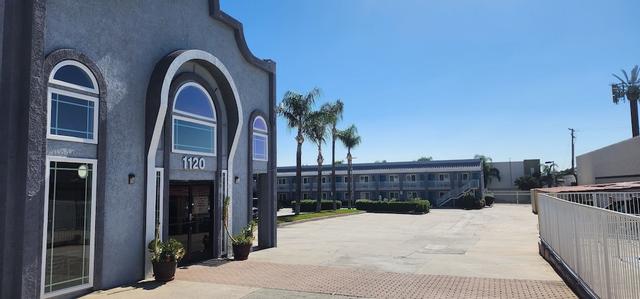 مايفير إن أونتاريو إيربورت