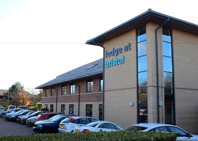 لودج آت بريستول