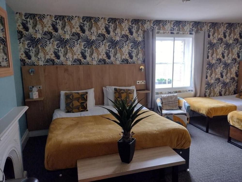 ذا كراون إن - باي بلونت بارز