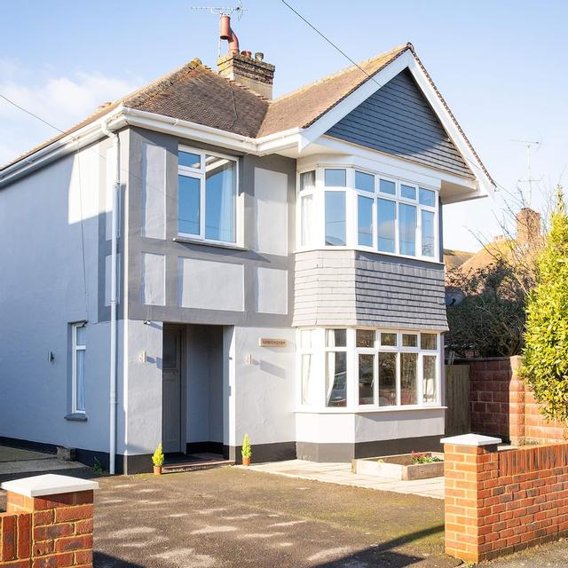 سبيشيوس هاوس فور 10 ويث هوت تو ب ٕان آ بيتش