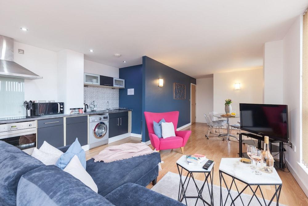 كيه سبيس سيرفيسد أبارتمنتس ويست وان